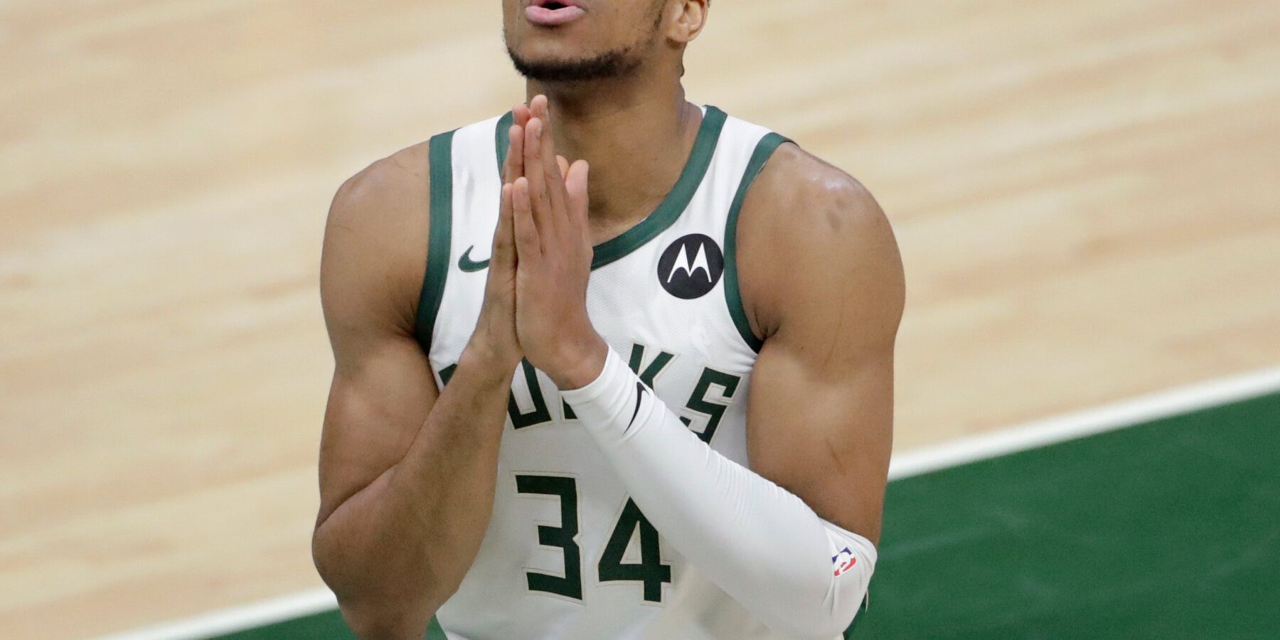 10nba-giannis-excerpt-hands-mobileMasterAt3x